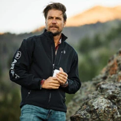 Ariat Mens Logo 2.0 Softshell Jacket 10023322 -Western Cowboy Equipment 10023322 lifestyle